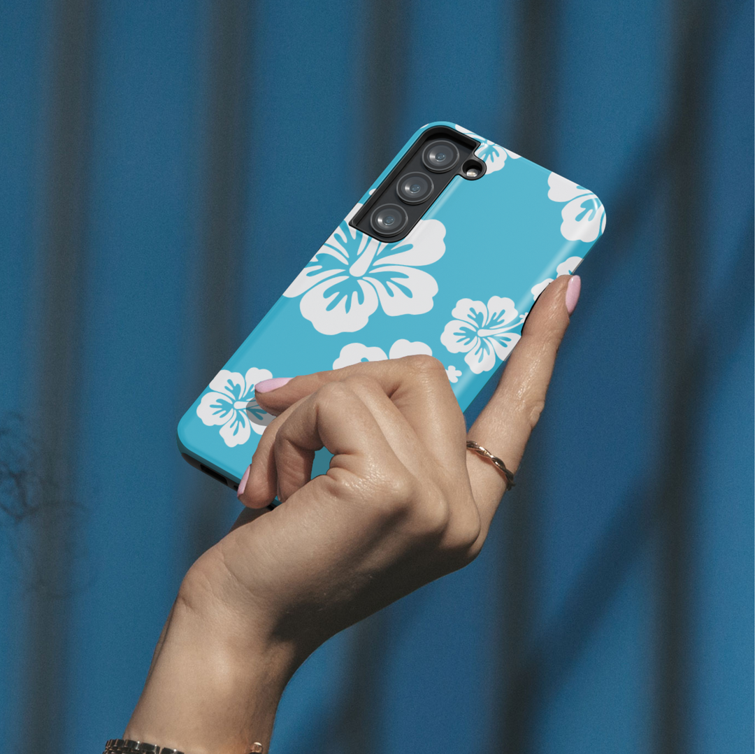 Tropical blue hibiscus flower phone case for Samsung Galaxy S25 Ultra, Galaxy S24 FE, Galaxy S23 Ultra – Hawaiian floral design, summer beach aesthetic, durable protective case with bold white hibiscus pattern on aqua blue background.