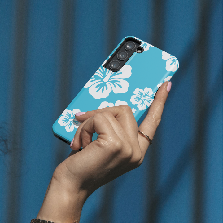 Tropical blue hibiscus flower phone case for Samsung Galaxy S25 Ultra, Galaxy S24 FE, Galaxy S23 Ultra – Hawaiian floral design, summer beach aesthetic, durable protective case with bold white hibiscus pattern on aqua blue background.