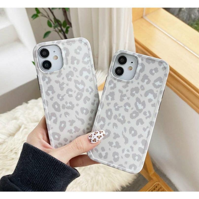 Gray leopard print iPhone and Samsung case – trendy animal print phone cover with soft neutral tones. Stylish protective phone case for women, perfect for minimalist and modern aesthetics. Ideal for gifting or everyday fashion accessories.