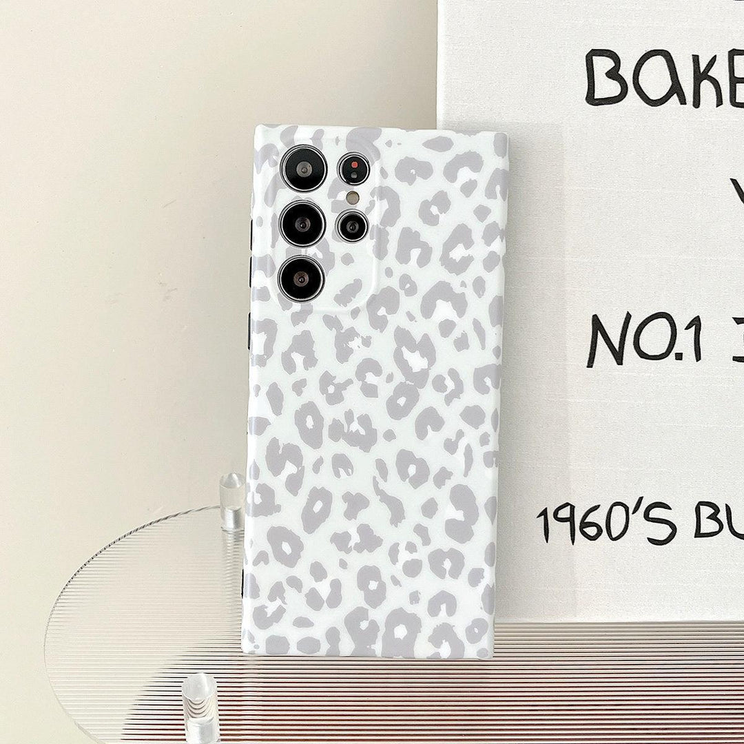 Gray leopard print iPhone and Samsung case – trendy animal print phone cover with soft neutral tones. Stylish protective phone case for women, perfect for minimalist and modern aesthetics. Ideal for gifting or everyday fashion accessories.