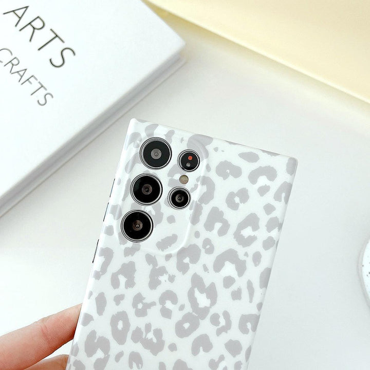 Gray leopard print iPhone and Samsung case – trendy animal print phone cover with soft neutral tones. Stylish protective phone case for women, perfect for minimalist and modern aesthetics. Ideal for gifting or everyday fashion accessories.