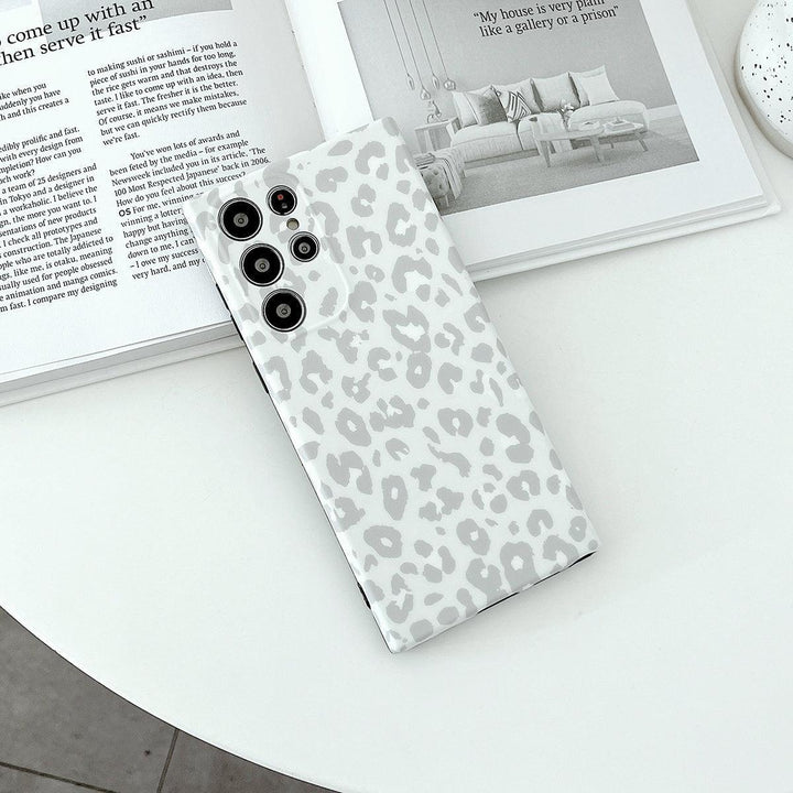 Gray leopard print iPhone and Samsung case – trendy animal print phone cover with soft neutral tones. Stylish protective phone case for women, perfect for minimalist and modern aesthetics. Ideal for gifting or everyday fashion accessories.