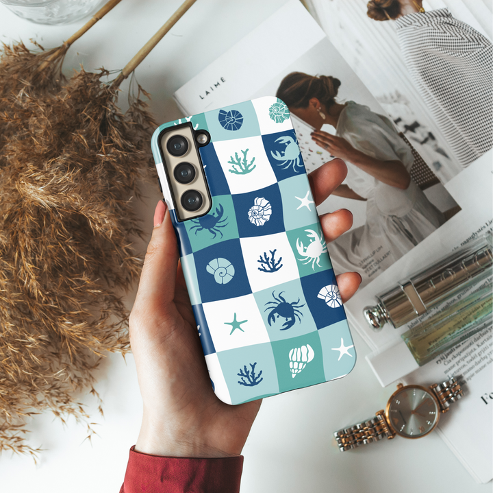 Samsung Galaxy S25 Ultra & S24 FE Case with Blue and Green Sea Life Checkerboard Pattern – Crabs, Starfish, Coral & Shell Ocean Design