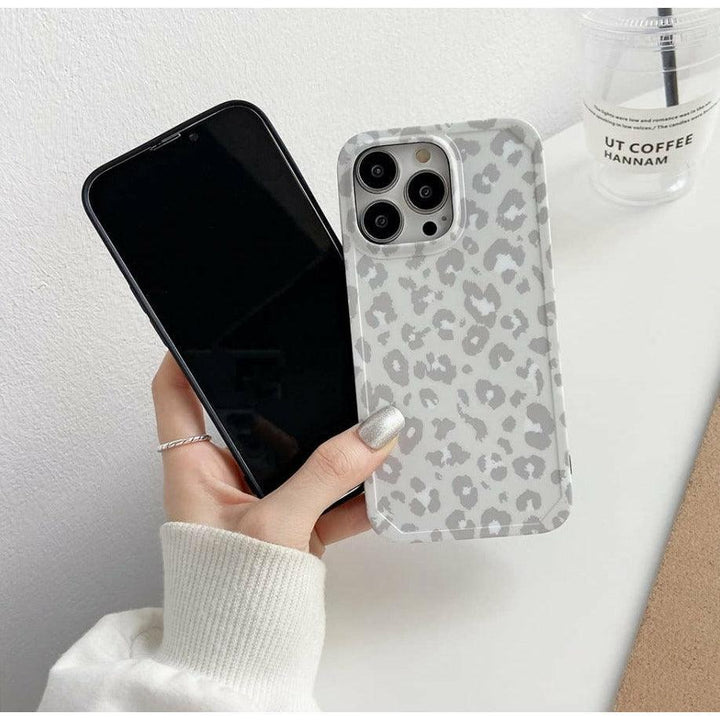 Gray leopard print iPhone and Samsung case – trendy animal print phone cover with soft neutral tones. Stylish protective phone case for women, perfect for minimalist and modern aesthetics. Ideal for gifting or everyday fashion accessories.